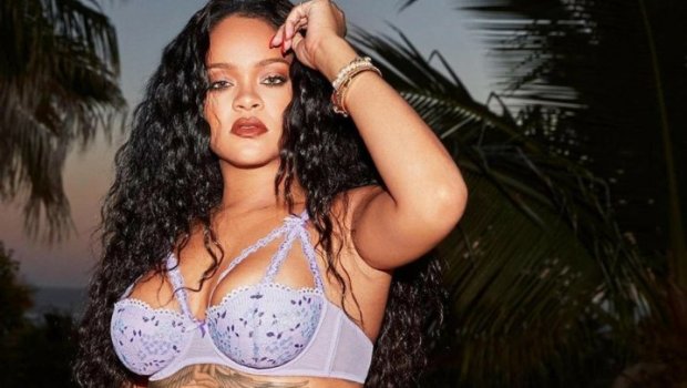 İki ay əvvəl ana olan Rihanna şəxsi brendi üçün SOYUNDU – FOTO/VİDEO
