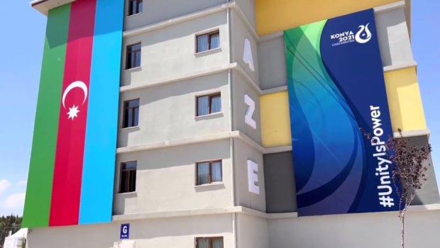 İdmançılarımızın qaldığı binada nəhəng Azərbaycan bayrağı - VİDEO