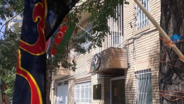 Təbrizdə SEPAH üzvləri Azərbaycan konsulluğu binasına dini bayraq asıblar – FOTO 