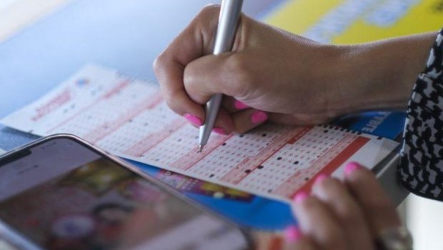 Dilənçi qadın lotereya bileti aldı, bir milyon avro uddu