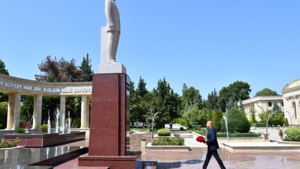 İlham Əliyev Ağsuda ulu öndərin abidəsini ziyarət etdi - FOTO/VİDEO
