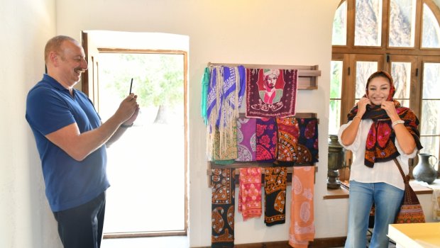 Mehriban Əliyeva kəlağayıya naxış vurdu - Basqallı usta ilə maraqlı SÖHBƏT - FOTO