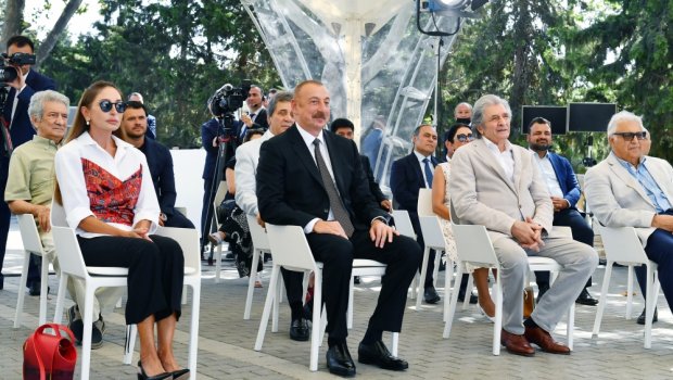 İlham Əliyev və Mehriban Əliyeva incəsənət xadimləri ilə söhbət etdi