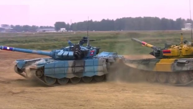 Erməni tankçılar qəza törətdi - Laos tankı ilə toqquşma - VİDEO