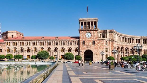 İrəvanda küçələrə “Qarabağ da qoy Rusiyanın olsun” vərəqələri yapışdırıldı – FOTOFAKT