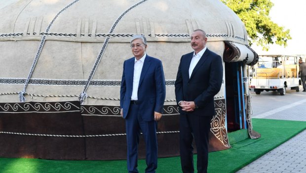 Prezidentlər bulvarda qurulmuş “Qazax yurtası”na baxdılar - FOTO