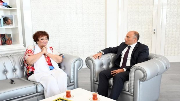 Mədəniyyət naziri Tamara Sinyavskayaya “Şərəf” ordenini TƏQDİM ETDİ