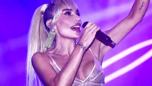 Aparıcının konsertdə Gülşenə 