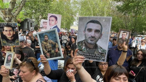 Müharibədə ölən erməni əsgərlərin valideynləri: “Paşinyan həbs olunsun!”