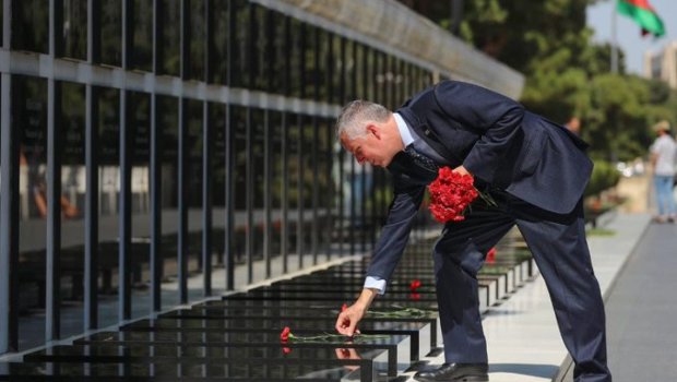 Britaniyanın yeni səfiri Şəhidlər Xiyabanını ziyarət etdi