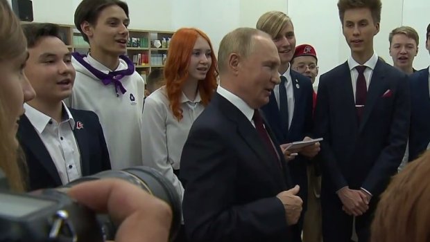 Putin məktəblilərlə birlikdə Rusiya himnini oxudu - VİDEO