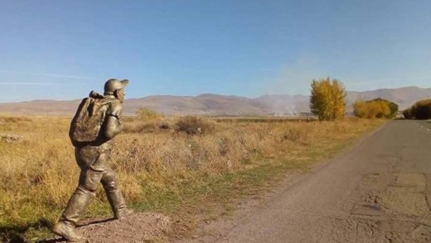 Paşinyanın heykəlinin “başını” sındırdılar - FOTO