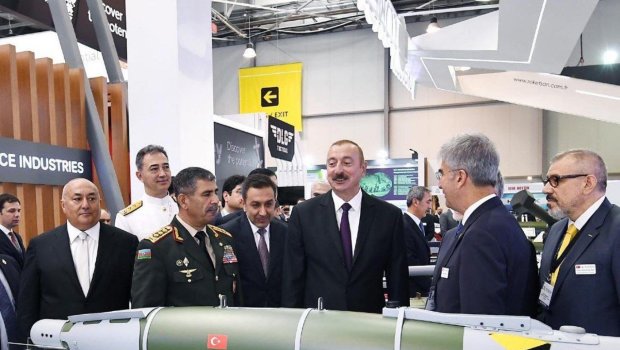 İlham Əliyev Beynəlxalq Müdafiə Sərgisi ilə tanış olub - VİDEO