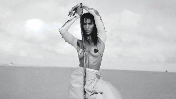 Bella Hadid qalmaqallı çimərlik geyimində - FOTO  