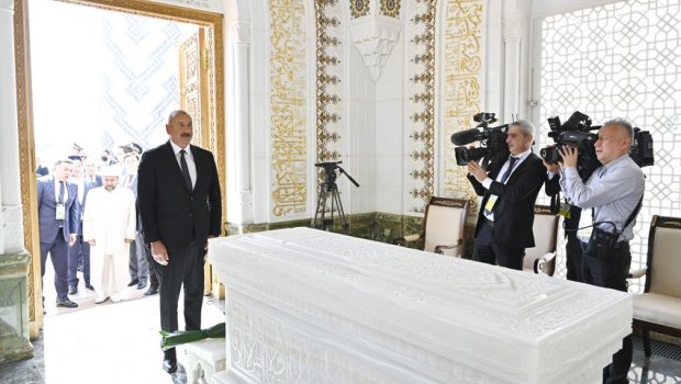 İlham Əliyev Özbəkistanın I Prezidenti İslam Kərimovun məqbərəsini ziyarət edib - FOTO/VİDEO