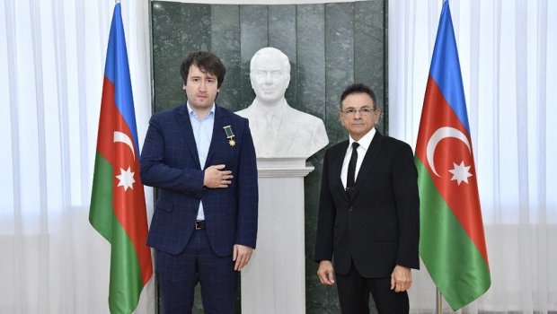 Mədət Quliyev Teymur Rəcəbovu mükafatlandırdı - FOTO 