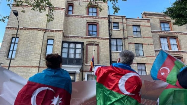 Londonda Ermənistan səfirliyinin qarşısında ETİRAZ AKSİYASI
