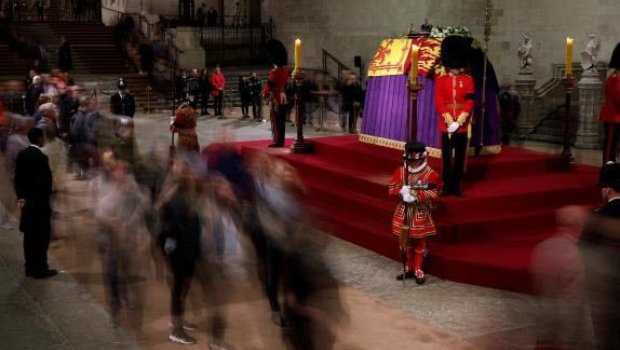 Kraliça ilə vida mərasimində OLAY – Cənazəyə doğru qaçan şəxs HƏBS olundu - FOTO