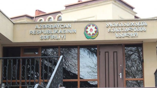 Gürcüstanda səfirliyimizin ön hissəsinə \