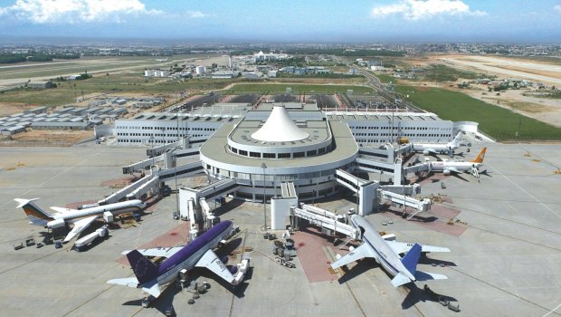 Rusiyalı turistlər Antalya hava limanında dava saldılar - VİDEO