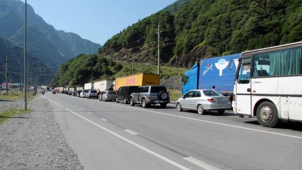 Rusiya-Gürcüstan sərhədində iki mindən çox avtomobil NÖVBƏSİ VAR 