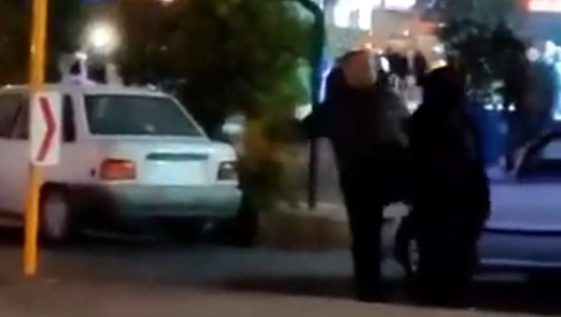 SON DƏQİQƏ: İranda mülki geyimli polislər etirazçı qadını TƏPİKLƏYİB - VİDEO