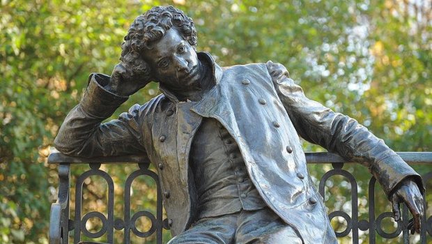 Puşkinin Kiyevdəki abidəsinin üzərinə bu sözləri yazdılar - FOTO