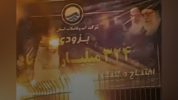 İranda Xomeyni və Xameneyinin bannerlərinə od vuruldu - VİDEO