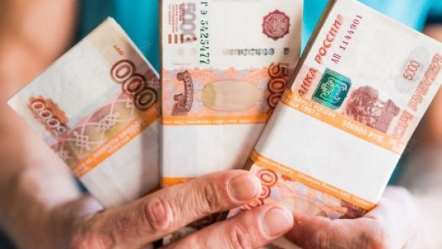 Rusiyalılar banklardan rekord məbləğdə nağd pul çıxartdılar