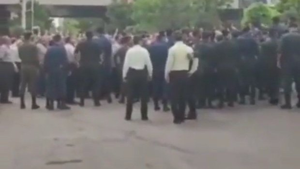 İran polisindən etirazçılara DƏSTƏK – VİDEO 