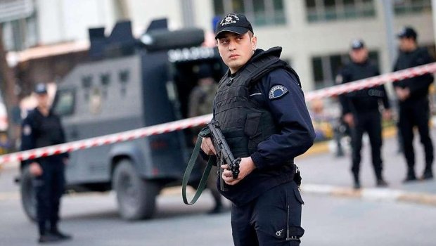 Türkiyədə polis yataqxanasına silahlı BASQIN - Ölən və yaralanan var 