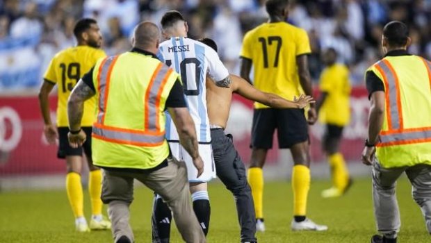 Messidən meydana daxil olan azarkeşinə JEST - FOTO 