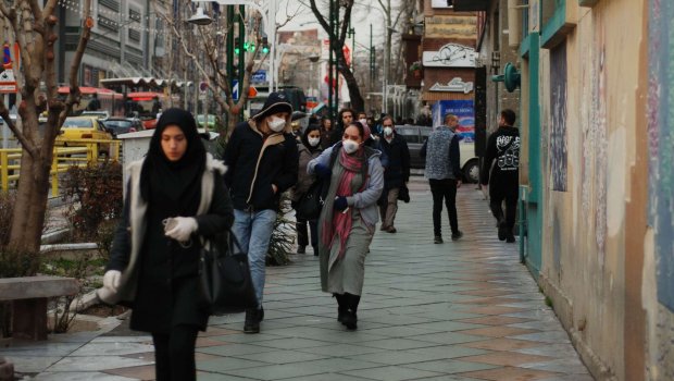 Tehranda iki gənc qız kafedə hicabsız görüntülənib - FOTO