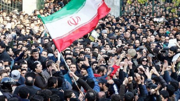 İran etirazları yatırmaq üçün uşaqların \