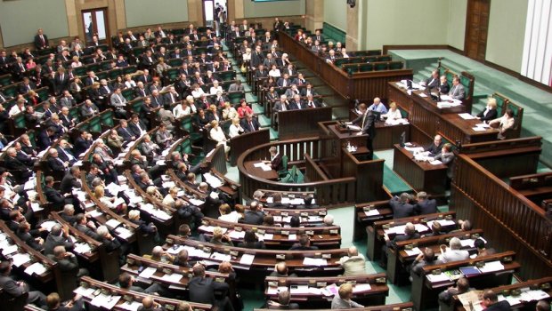 Polşa Seymi Avropa İttifaqını Rusiyalılara viza verməməyə ÇAĞIRIB 