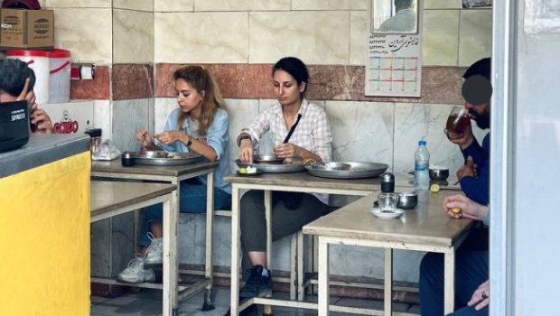 İranda restoranda hicabsız yemək yeyən qızların fotosunu yayan jurnalist həbs edildi