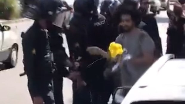 İranlı gəncdən polislərə JEST - VİDEO 