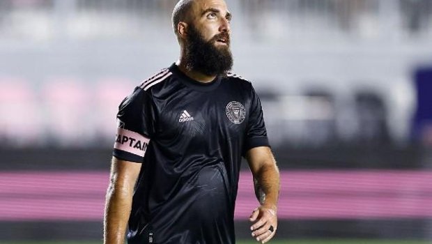 Məşhur futbolçu karyerasını başa vurur