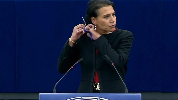 İsveçli deputatdan İran qadınlarına DƏSTƏK - Saçını kəsdi - VİDEO 