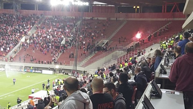 “Olimpiakos” – “Qarabağ” oyununda TƏXRİBAT: Tribunadan Ermənistan bayrağı asıldı - FOTO 