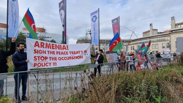 Azərbaycan icması Niderlanddakı Ermənistan səfirliyi qarşısında piket keçirib – FOTO 