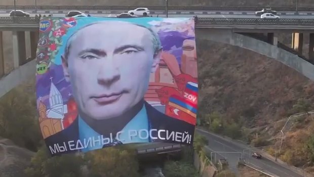 Putinin İrəvanda Kiyev körpüsündə böyük portreti asıldı - VİDEO