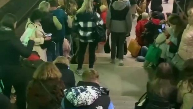 Kiyevdə əhali metrolara sığındı - VİDEO 