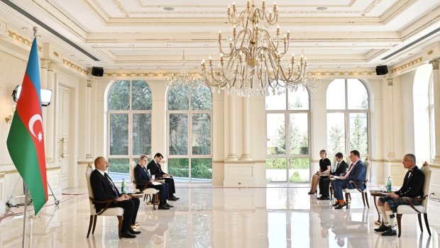 İlham Əliyev Britaniya səfirini azərbaycanca danışdığına görə təriflədi
