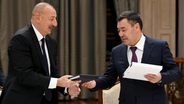 Qırğızıstan səfərində prezidentə təqdim edilən kitabda NƏLƏR VAR? - FOTO