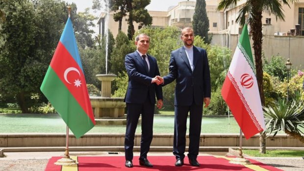 Ceyhun Bayramov İranlı həmkarı ilə ikitərəfli məsələləri MÜZAKİRƏ EDİB 