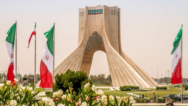 Tehran əhalisi İran bayrağını yandırdı - VİDEO