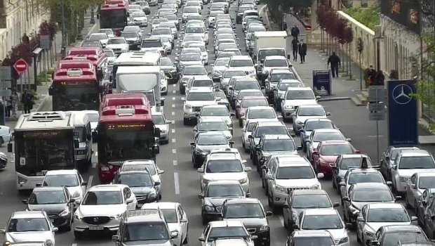 Avtomobillərin artması fonunda yol infrastrukturunu necə təkmilləşdirmək olar? - Ekspertdən TƏKLİF
