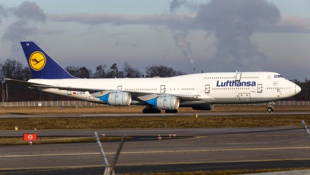 Frankfurt-Astana təyyarəsi Bakı hava limanına enib