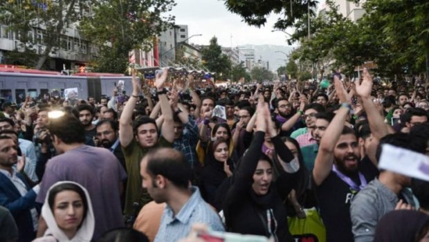 Təbrizdə cəsur bir qız “Azadlıq, ədalət, milli hökumət!” şüarını səsləndirdi – VİDEO